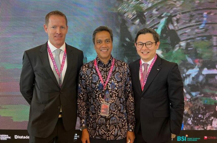 From left: Director of Chevron New Energies International, Pte. Ltd., Andrew S. Mingst; CEO of Pertamina NRE, Dannif Danusaputro; Director of Keppel New Energy Chua Yong Hwee. Bali.