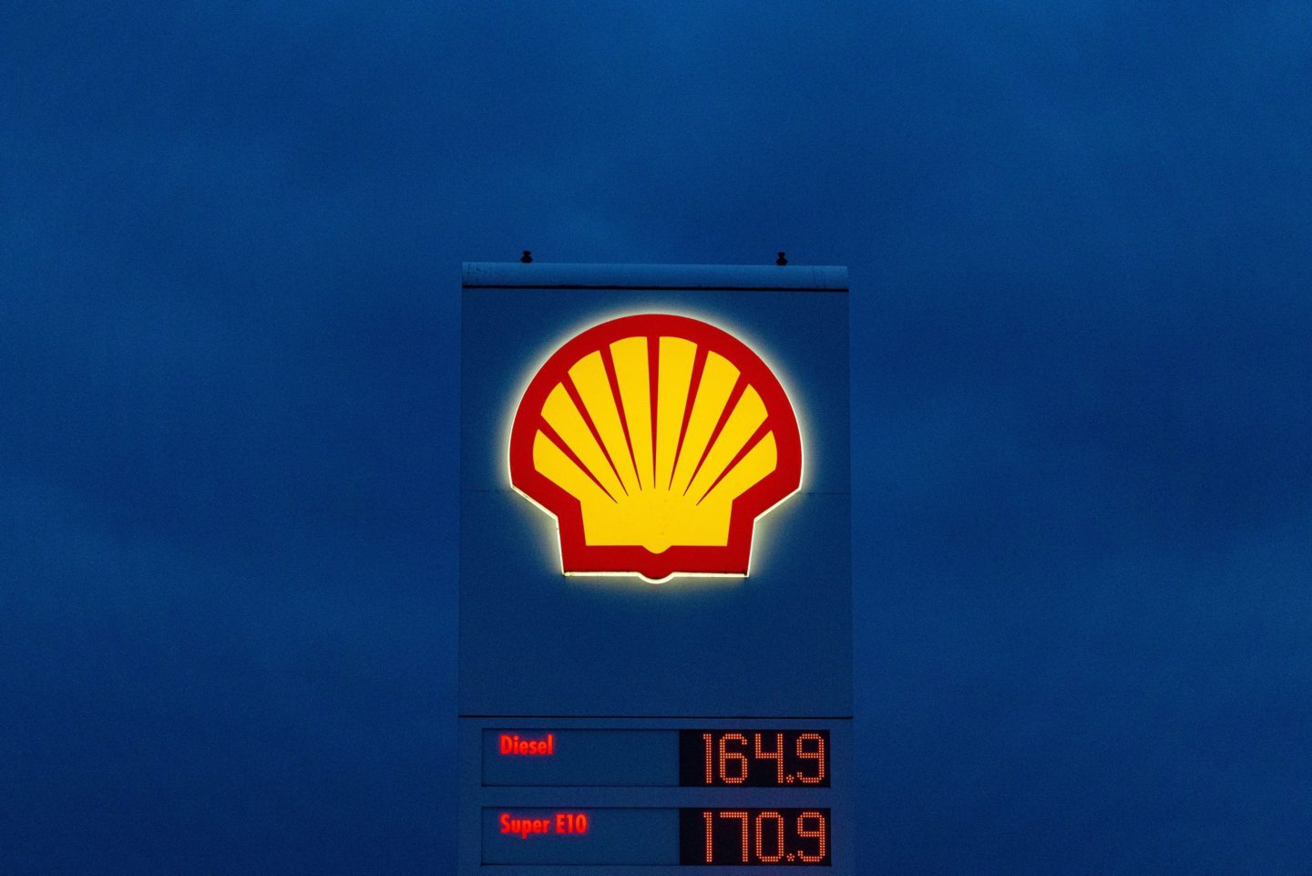 Lawsuit targeting Shell board over climate failures is thrown out