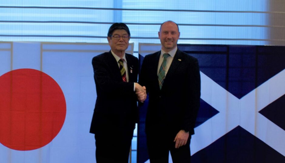 2023. (L-R) Osamu Inoue, President & COO of Sumitomo Electric; Neil Gray, then Scottish Cabinet Secretary for Wellbeing Economy, Fair Work and Energy.