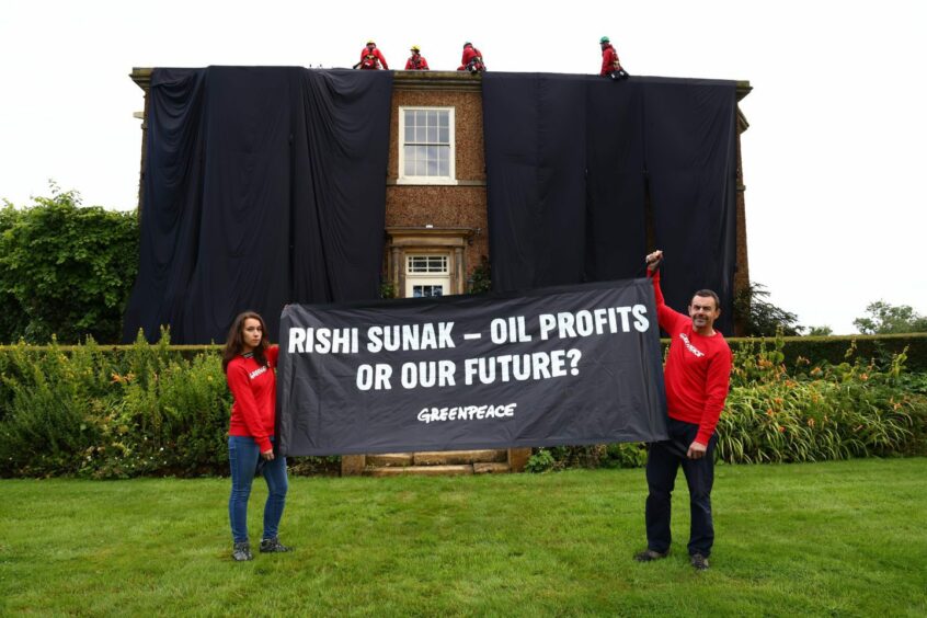 Greenpeace protestors at Rishi Sunak's house