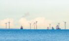 Turbinas eólicas de haz ancho en medio del océano.