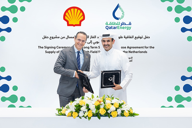 Saad Sherida Al-Kaabi, Minister of State for Energy Affairs and President and CEO of QatarEnergy, and Shell CEO Wael Sawan sign the LNG supply contract.