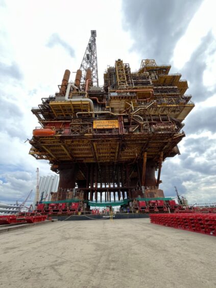 Mammoet skidded the Brent Charlie topside into place at the Able Seaton Port near Hartlepool for decommissioning.