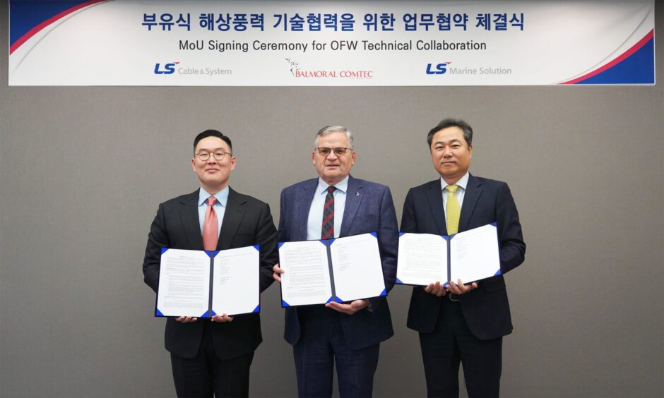 Left to right: Goo Bon-kyu, CEO of LS Cable & System; Bill Main, Managing Director of Balmoral Comtec; and Kim Byung-ok, CEO of LS Marine Solutio.