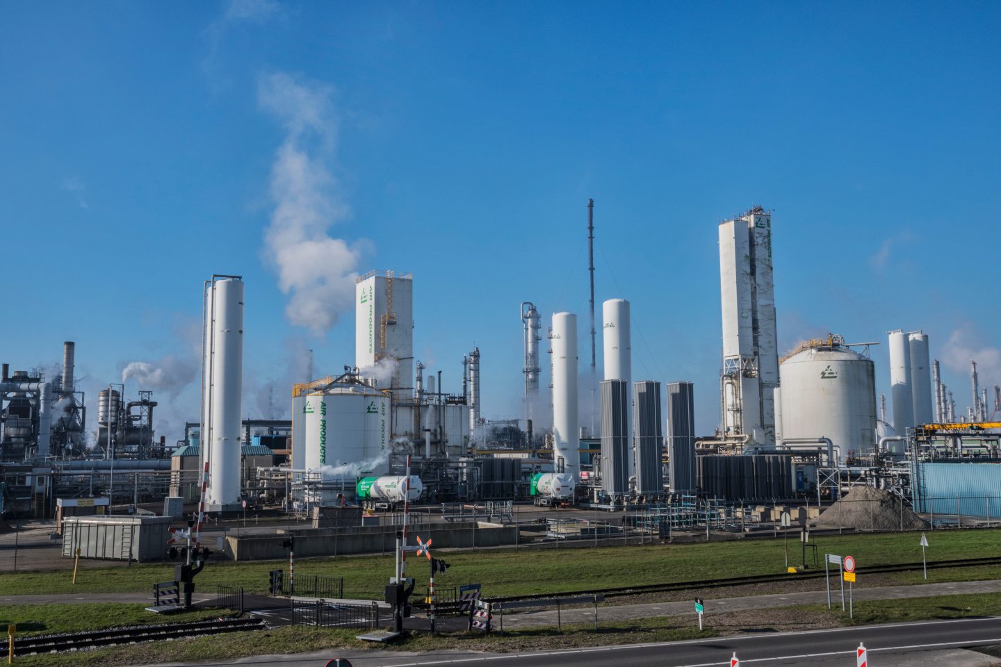 Rotterdam explosion hits Gunvor facility, killing one