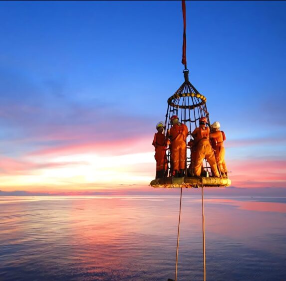 Crew transfer lift