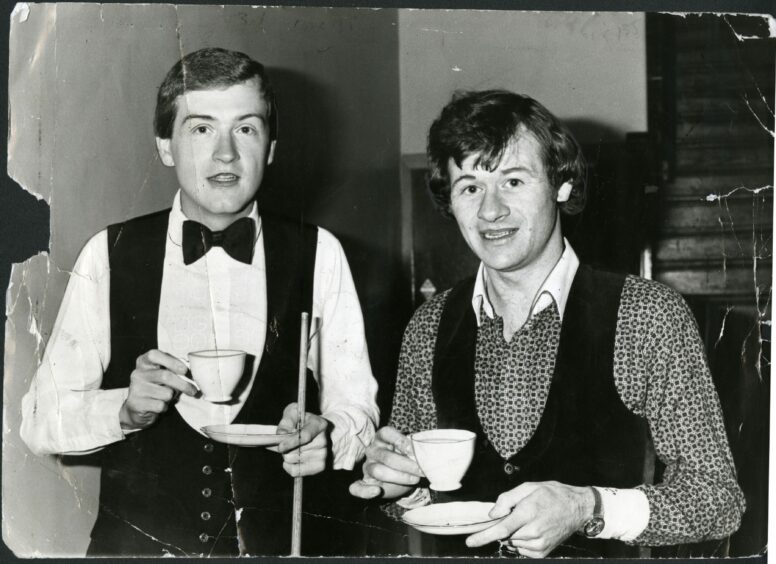 Higgins and Davis have a cup of tea before they take to the stage in October 1981. Image: DC Thomson.