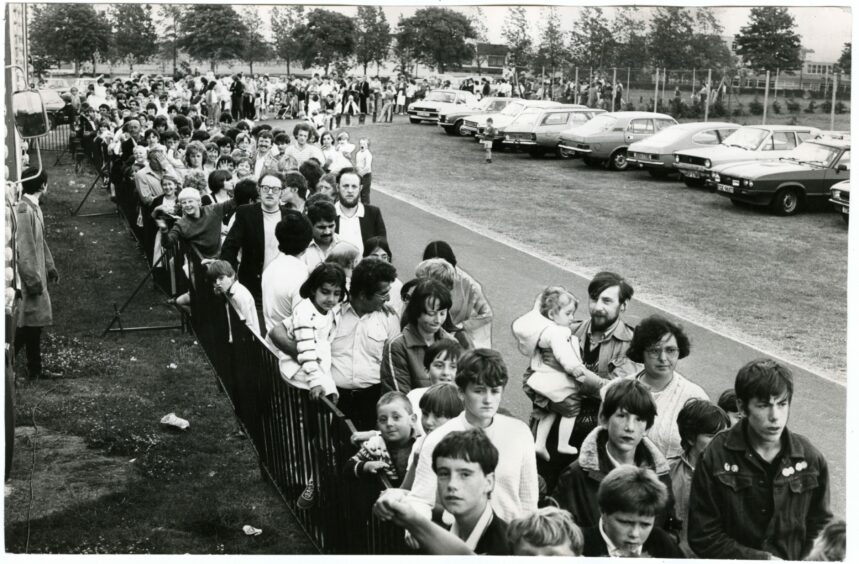 A large queue for the Austen Brothers Circus being held in Caird Park in 1984.