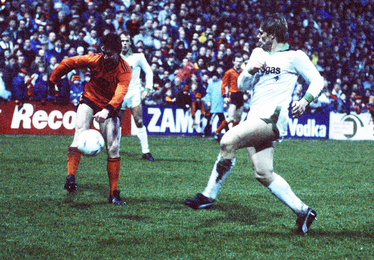 Dundee Utd's Ian Redford puts in a cross during the first leg against Borussia Mönchengladbach.