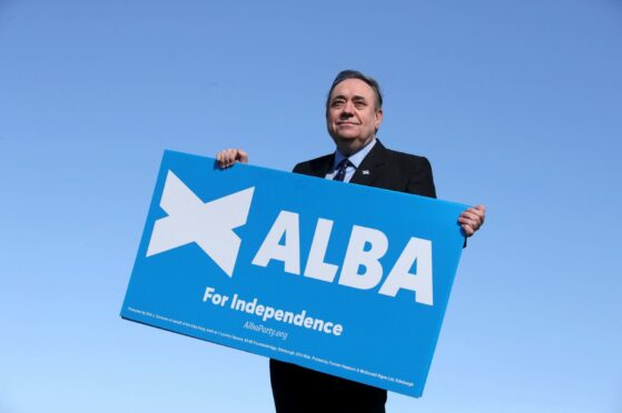 Alex Salmond holding an 'Alba for independence' sign