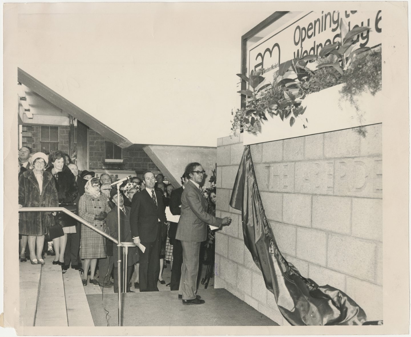 Sir William McEwan Younger performs the unveiling ceremony at the formal opening of the Aberdeen New Market in November 1974.