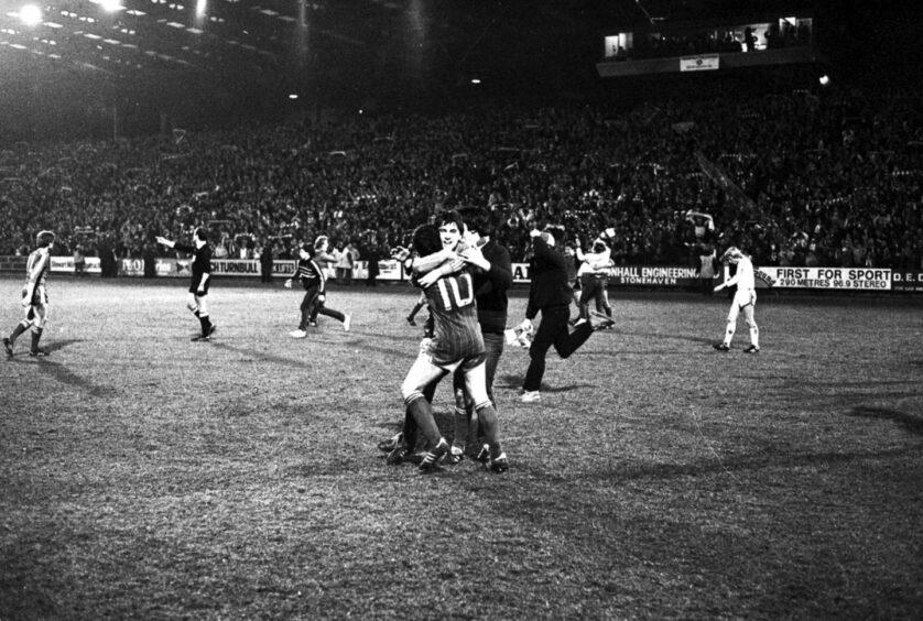 Eric Black and John Hewitt celebrate after Aberdeen beat Bayern Munich.