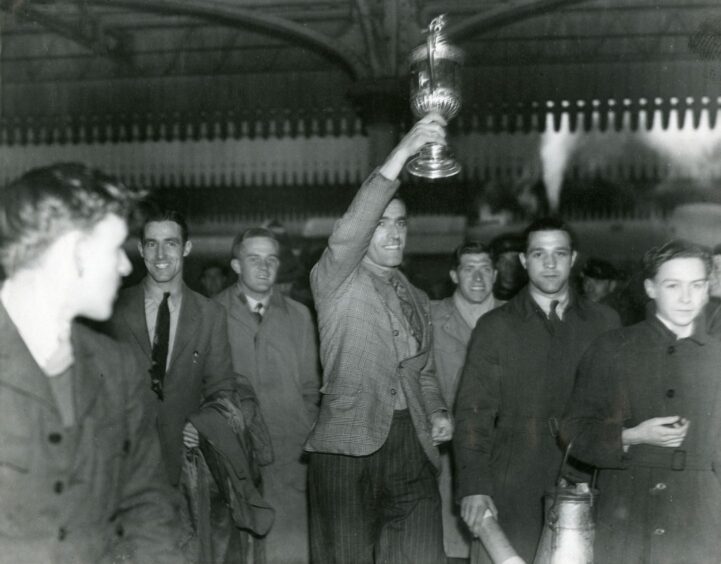 Frank Dunlop and his Aberdeen team received a heroes' welcome at Aberdeen railway station in April 1947.
