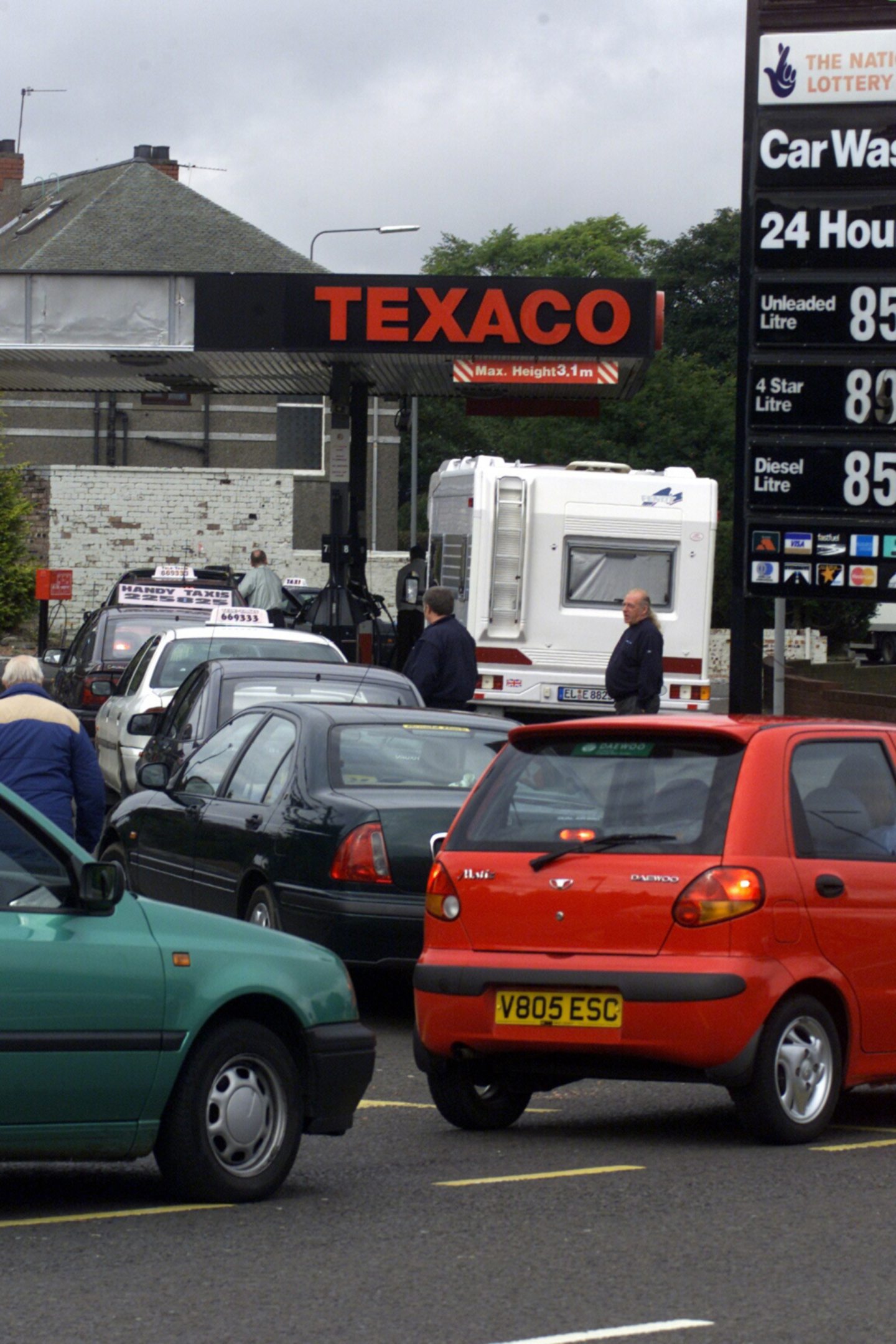 Drivers queueing for fuel in Dundee in September 2000.