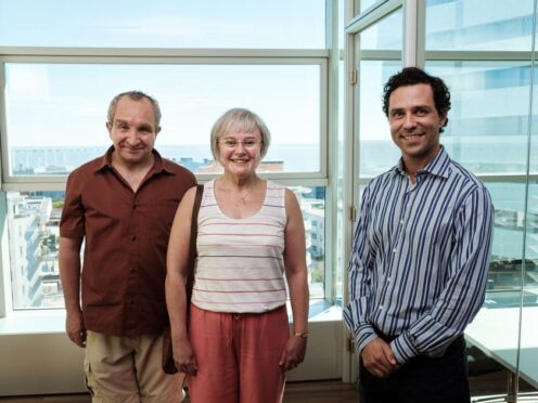 An ITV drama shows John and Anne Darwin, played by Eddie Marsan and Monica Dolan, posing for a now infamous photo with an estate agent in Panama (ITV/PA)