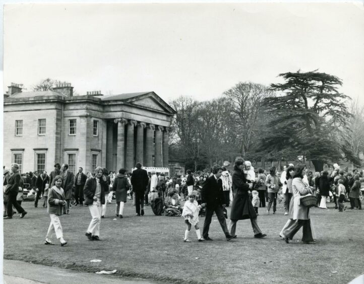 crowds arriving at Camperdown Park in 1973 to celebrate Easter.