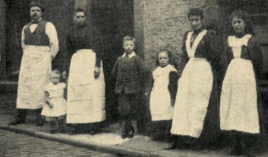 The Auld Dundee Pie Shop founder David Wallace pictured alongside his family around the turn of the century.