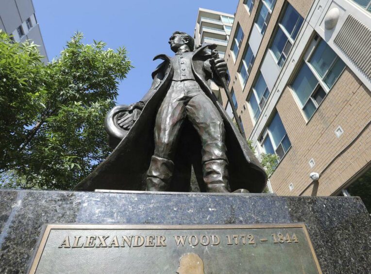 Photo of the bronze representing Alexander Wood.