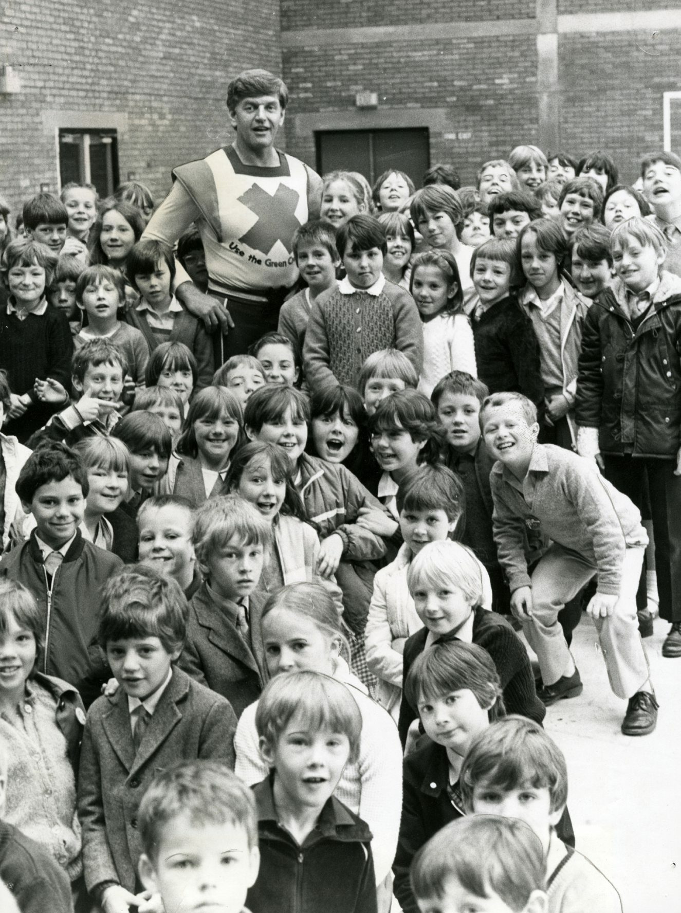 Darth Vader David Prowse speaking to primary school pupils as the Green Cross Code Man in Dundee back in June 1982. Image: DC Thomson.