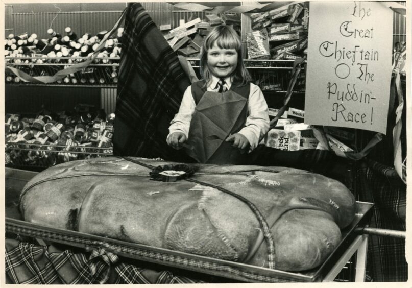 Lyn Rust of Glasgow with the World's Largest Haggis. Willie Lows. 1978.