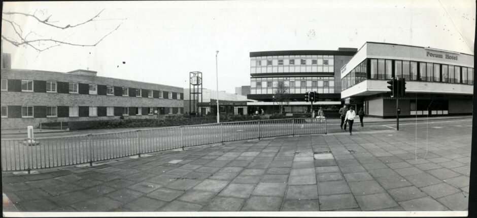 The Kingdom Centre next to the Forum Hotel. November 1982.