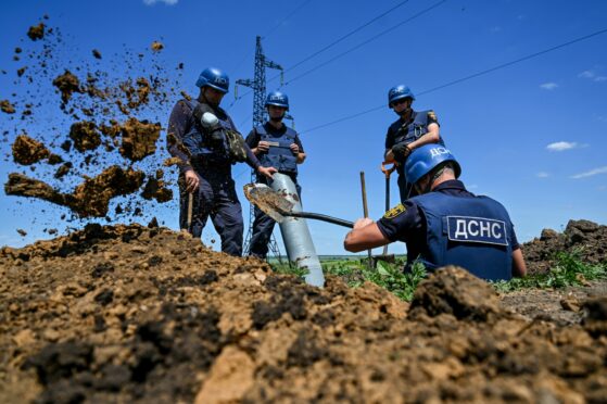 EOD experts of the State Emergency Service of Ukraine digging