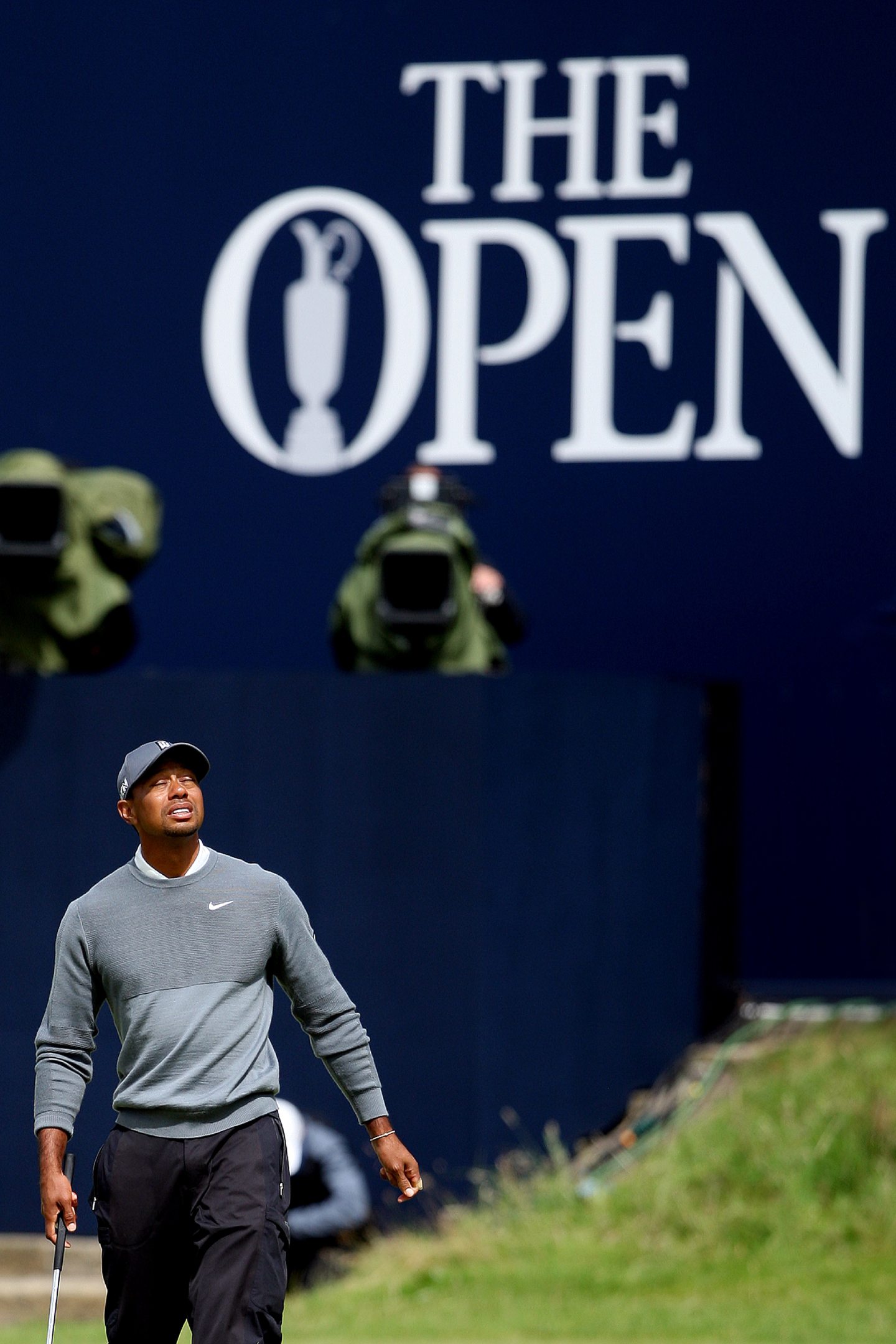 Tiger Woods missed the cut for the first time at the Old Course in St Andrews.