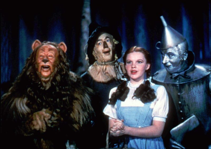 Judy Garland alongside the rest of the cast in the film.