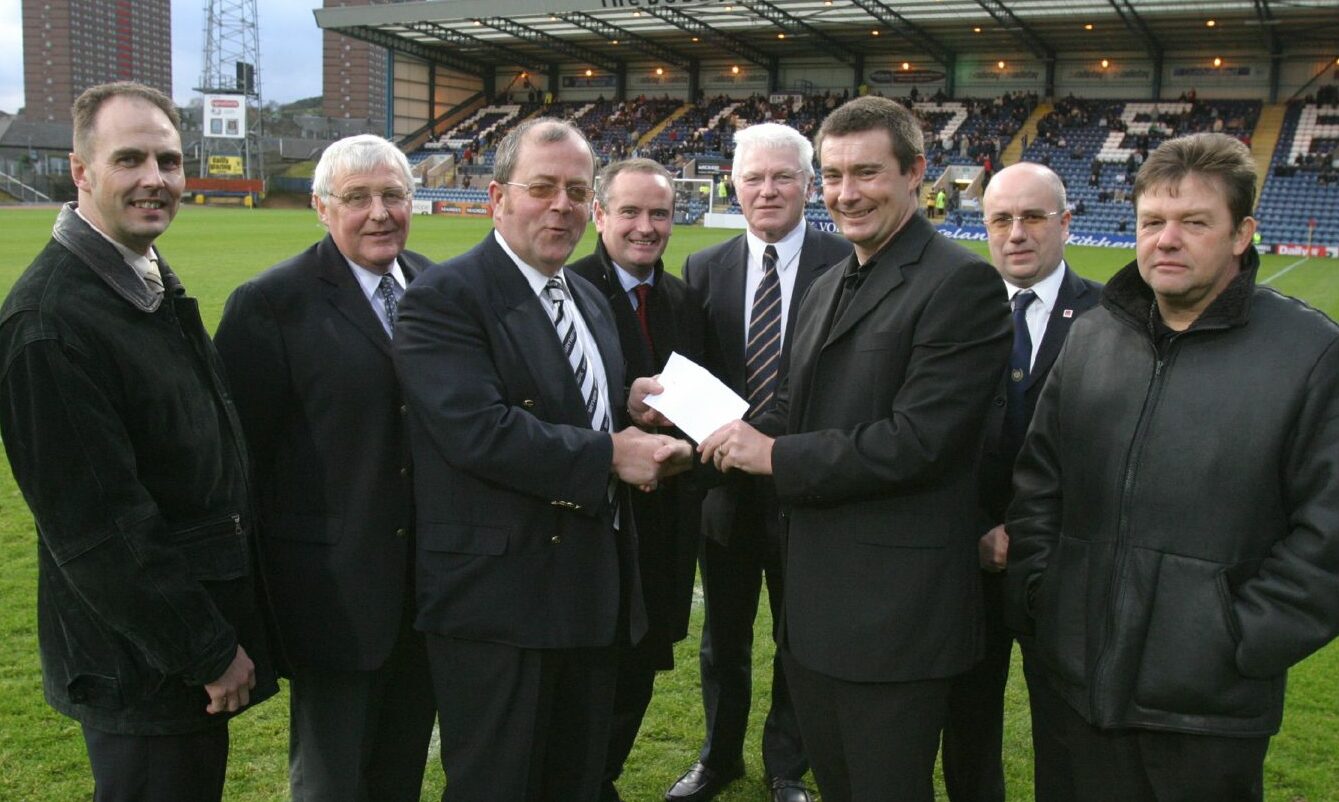 Alistair Gibb, chairman of Barry Smith's testimonial committee, presents the player with a cheque.