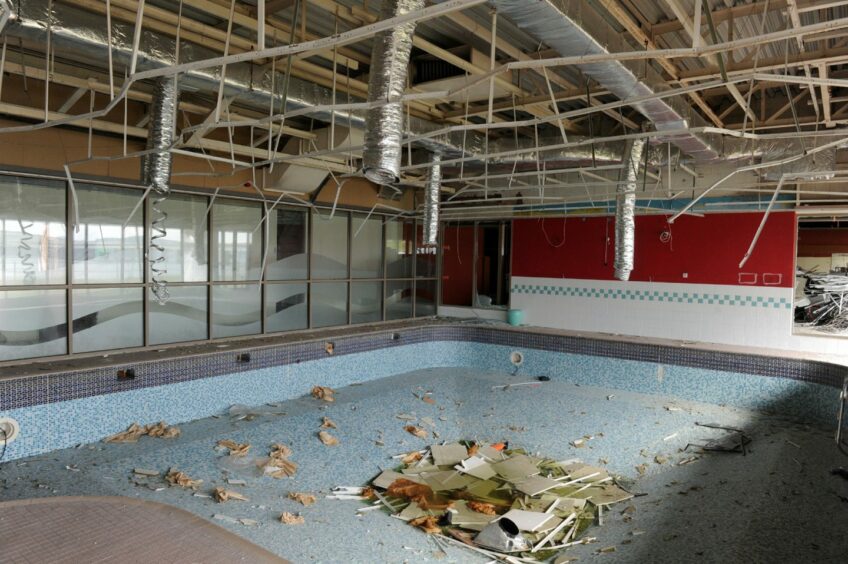 The empty hotel swimming pool.