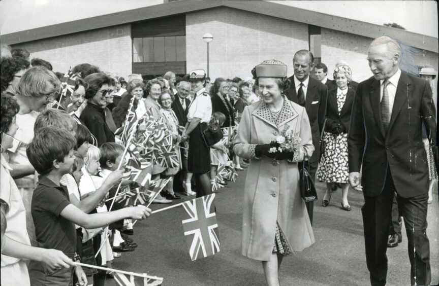 The Queen meets the crowds at G.A. H.Q. Perth with Gordon Simpson in 1985.
