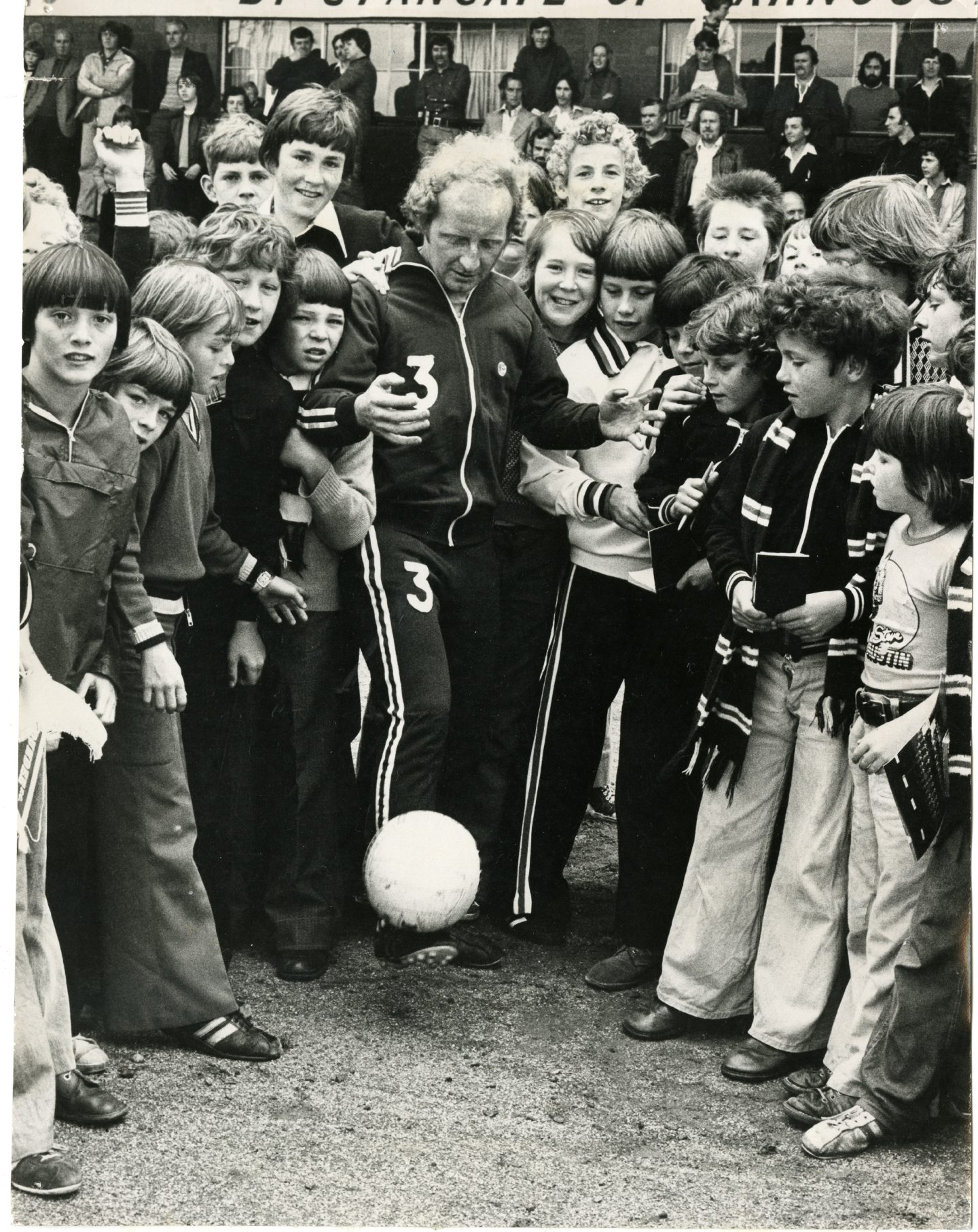 Jimmy Johnstone does a spot of ball juggling for the benefit of young admirers at Dundee's open day in July 1977.