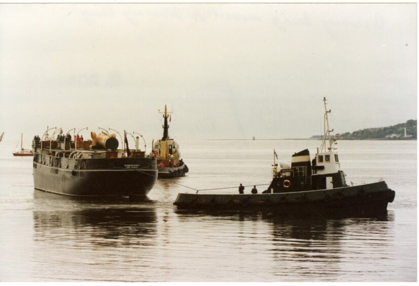A tug pulls the Discovery across the Tay on September 26 1992.
