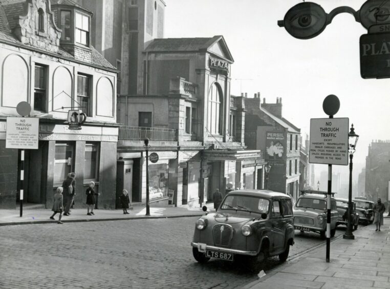 The Windmill Bar alongside the Hilltown Plaza cinema in 1960. Image: DC Thomson.