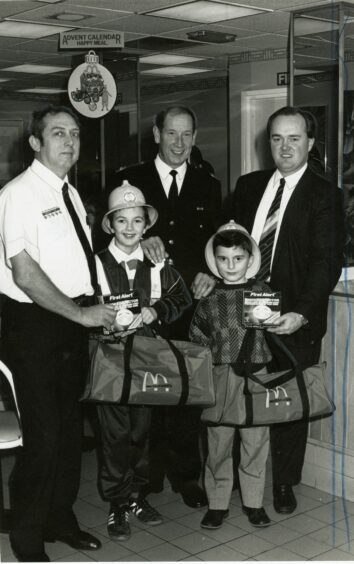 Competition winners enjoy receiving their prizes at the Reform Street branch in 1989.