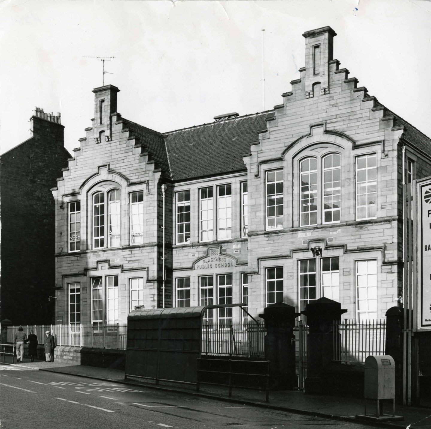 An exterior view of the Blackness Primary School building in Hawkhill, Dundee. February 7 1977. Image: DC Thomson.