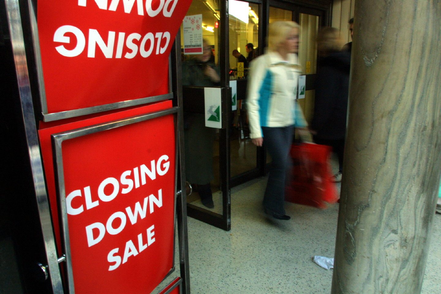 Arnotts in Dundee with a closing down sale sign