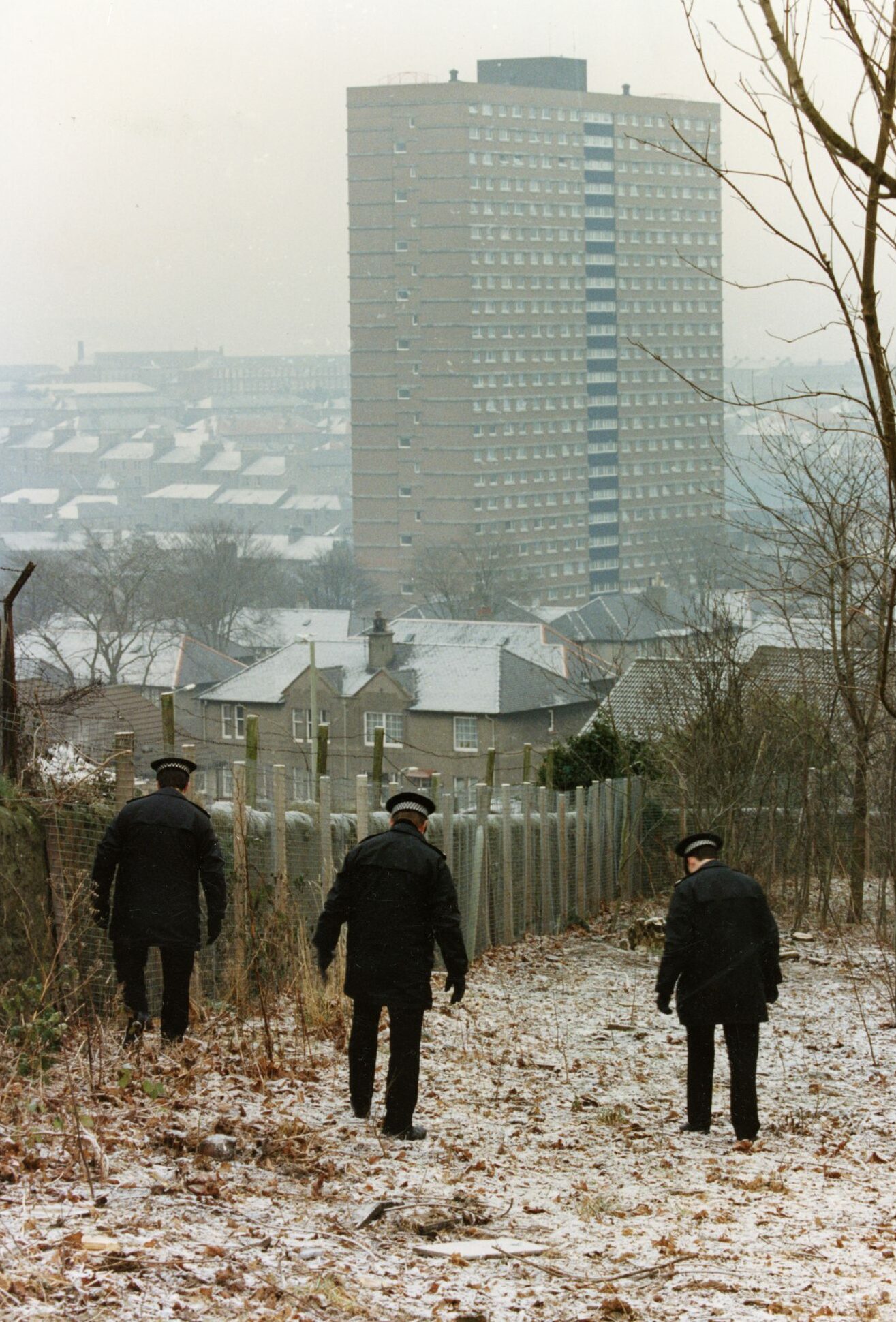 Police searching for evidence on the slopes of Dundee Law on December 30 1992. Image: DC Thomson.