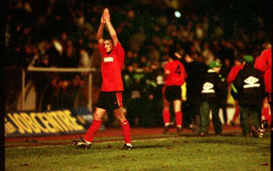 Billy McKinlay salutes the Tangerines' faithful after United's first Celtic Park win since 1989. Image: DC Thomson.