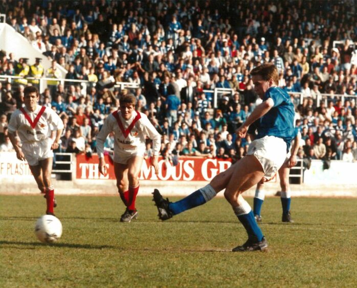 St Johnstone defender Mark Treanor scores from the spot during the 3-1 win against Airdrie in 1990. Image: SNS.