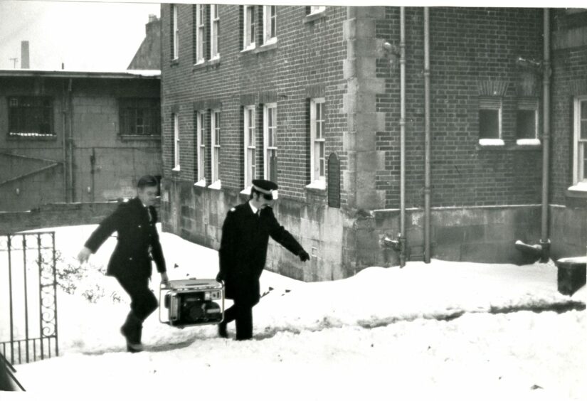 กิจกรรมของตำรวจบนถนนคิงฮอร์นหลังจากพบศพ 3 ศพในปี 2522  ภาพ: DC Thomson