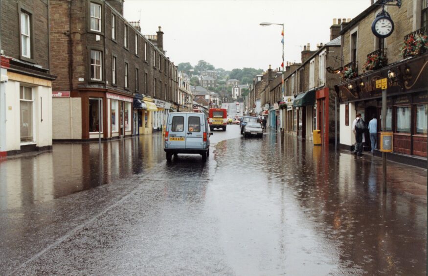 Flooding in Gray Street, Broughty Ferry, on January 16 1993. Image: DC Thomson.