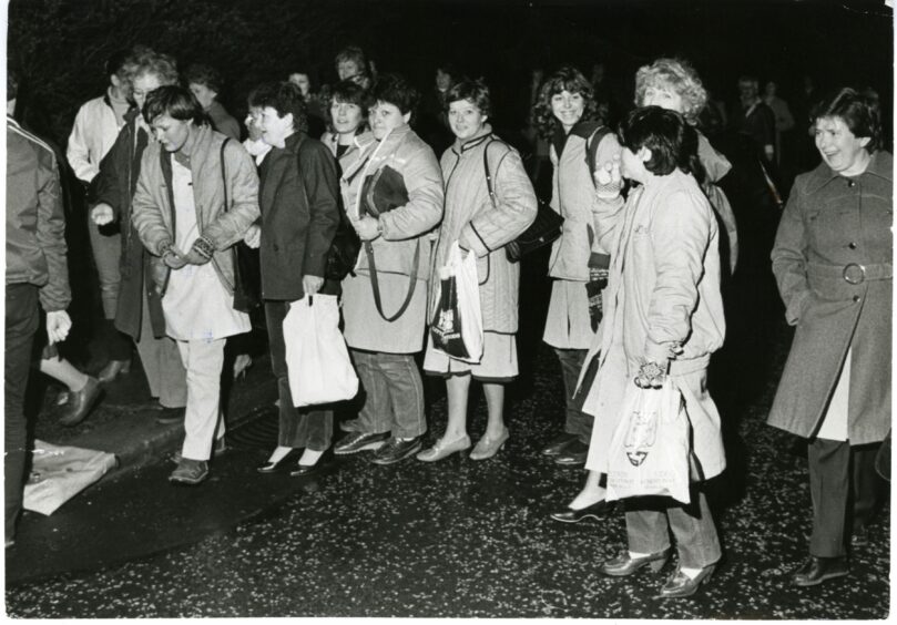 Workers leaving the Camperdown factory after the dayshift had ended on January 10 1983. Image: DC Thomson.