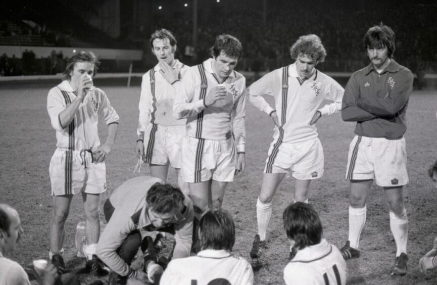 Archie Knox gives instructions to his weary players as they get ready for another 30 minutes. Image: DC Thomson.