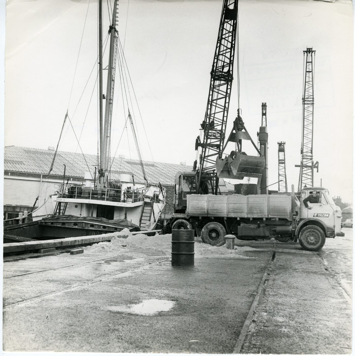Work goes on at the harbour in 1971. Image: DC Thomson.