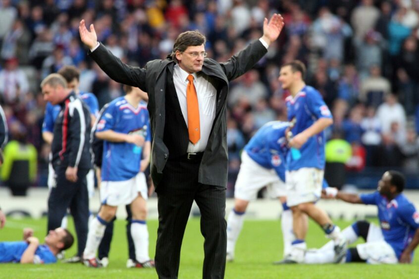 United manager Craig Levein gestures to the fans to turn up the volume after 90 minutes. Image: DC Thomson.