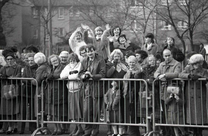 Part of the large crowd awaiting the arrival of the royal visitor in 1986. Image: DC Thomson.