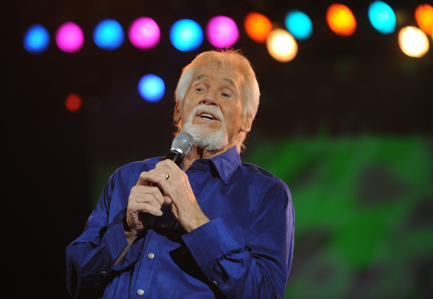 Kenny Rogers performing on his 2009 UK tour.