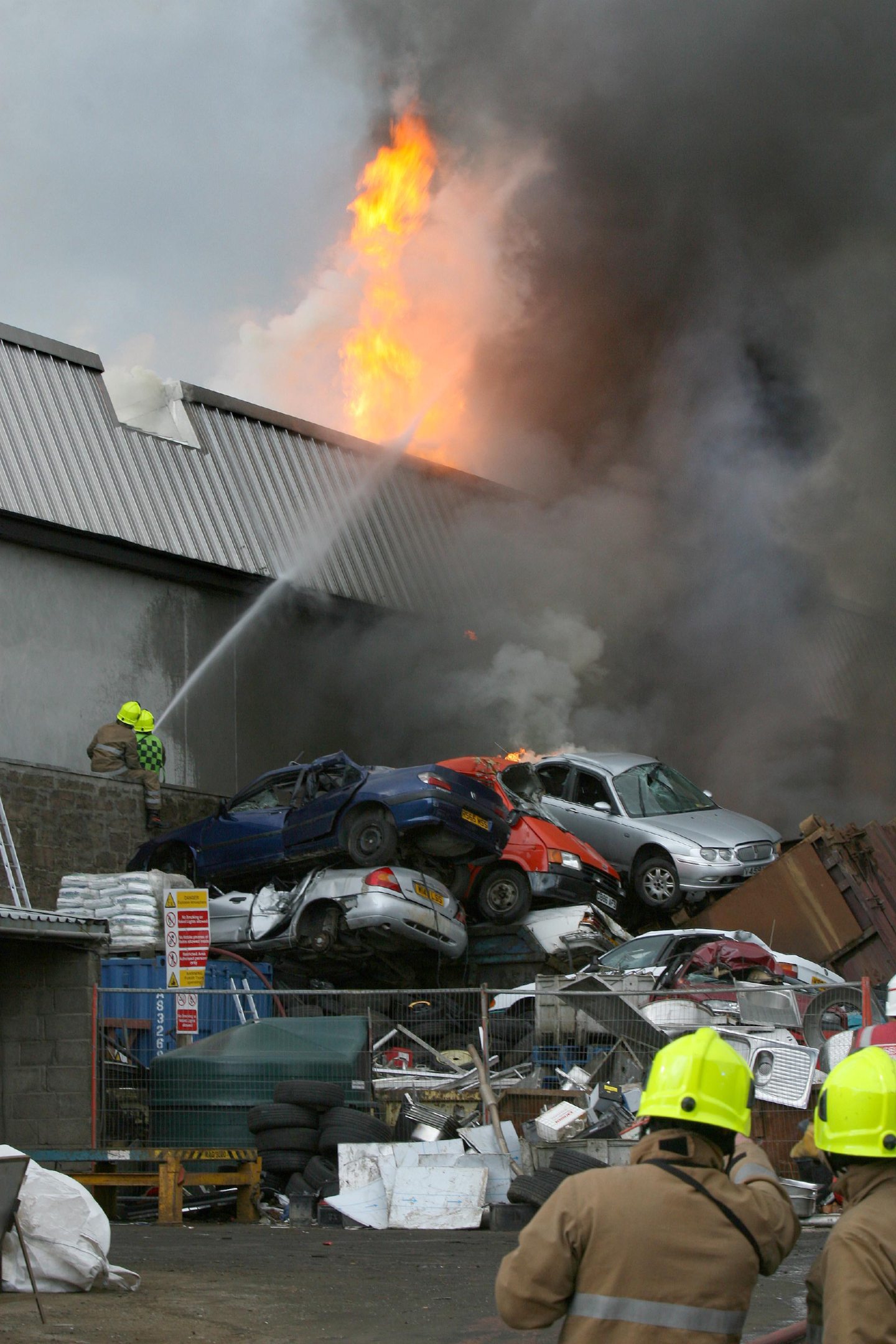 Firefighters tried in vain to stop the blaze spreading.