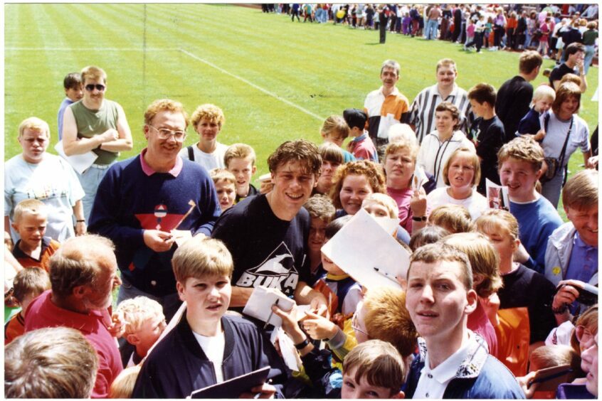 Duncan Ferguson was a popular draw with the supporters in 1992. Image: DC Thomson.